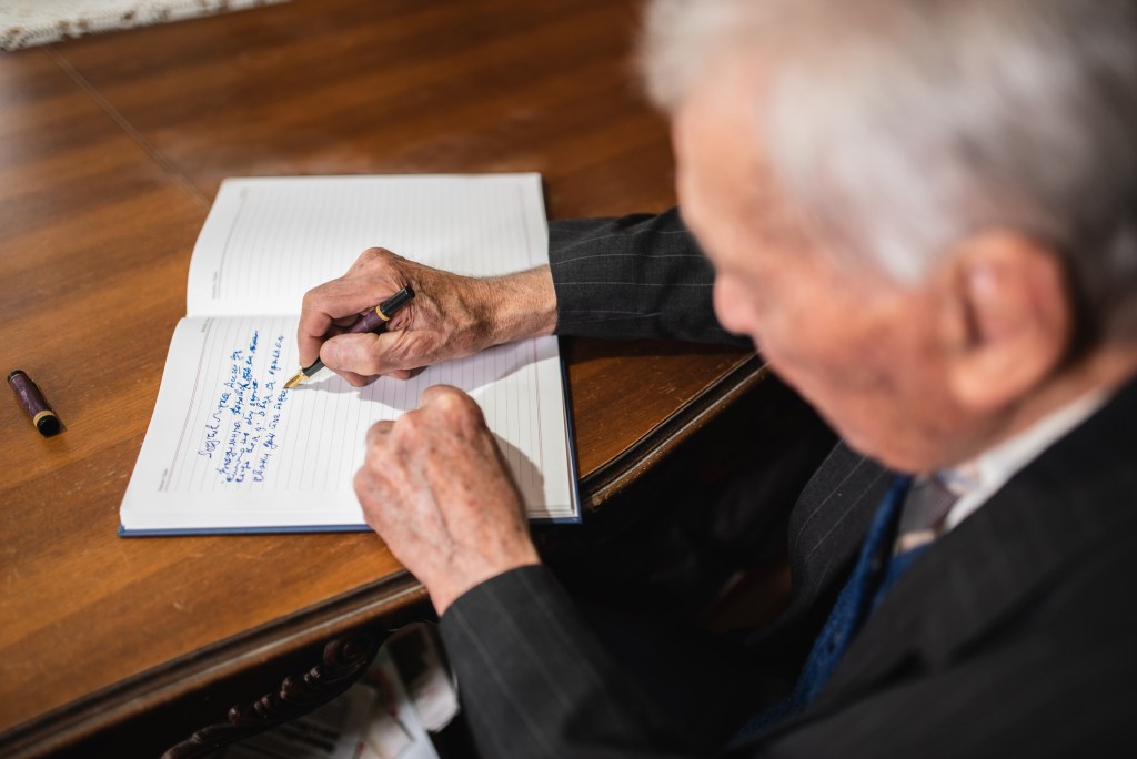 Concurso de relatos para mayores de 65 años: cómo inscribirse en esta iniciativa que fomenta la creatividad y la memoria