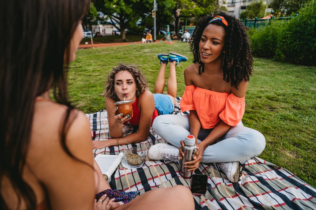 Grupo de amigas haciendo un picnic - Imagen: iStock