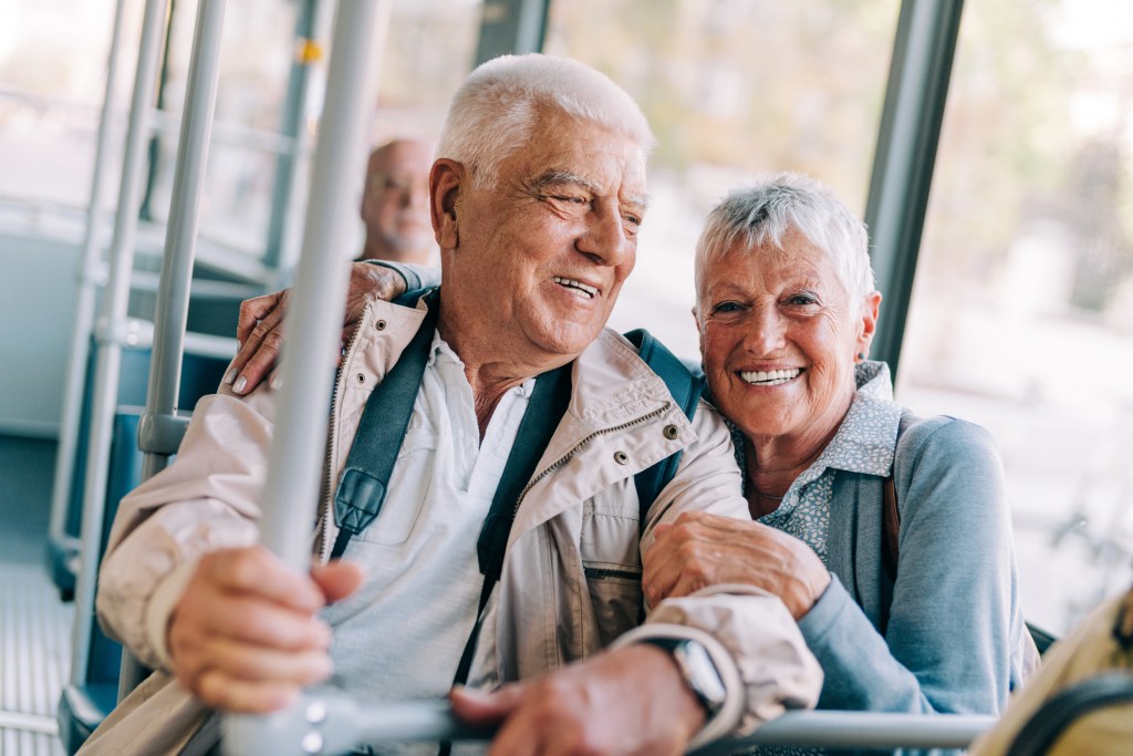 El secreto para ahorrar en transporte y disfrutar de descuentos en Barcelona a partir de los 60 años: esta tarjeta para mayores con múltiples ventajas