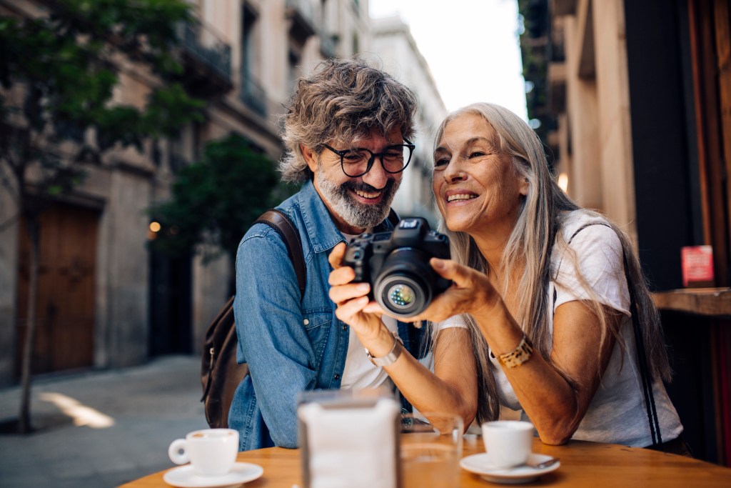 El secreto para ahorrar en transporte y disfrutar de descuentos en Barcelona a partir de los 60 años: esta tarjeta para mayores con múltiples ventajas