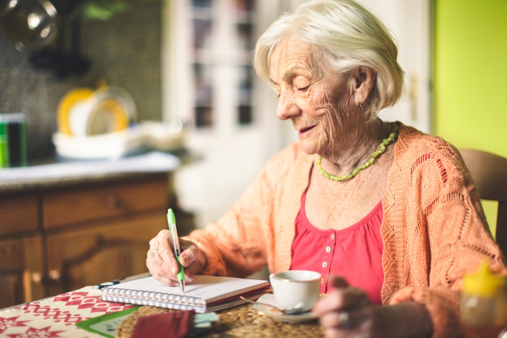 Concurso de relatos para mayores de 65 años: cómo inscribirse en esta iniciativa que fomenta la creatividad y la memoria