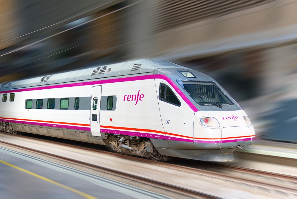 Viajes baratos que pueden hacer los mayores de 50 este 2025 con las rebajas de enero de Renfe con destinos incluso por menos de 20 euros