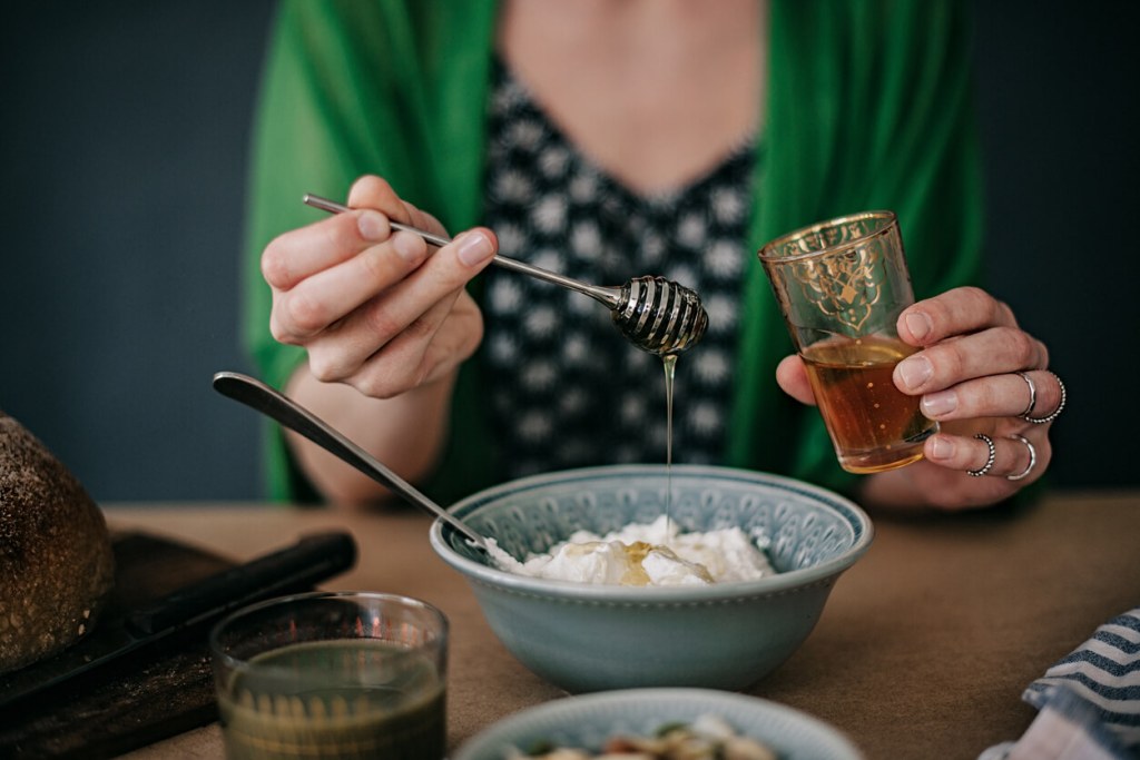 Olvídate del kéfir y el yogur: este probiótico los supera para reforzar la salud digestiva y el sistema inmunológico en mujeres a partir de los 50 años