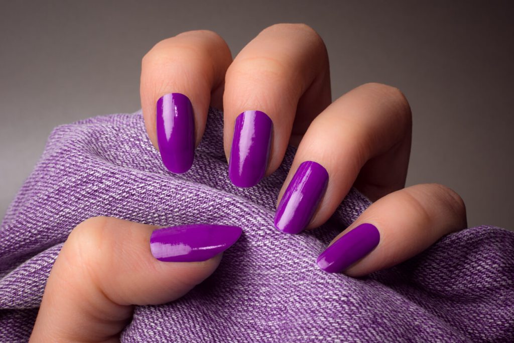 Uñas oscuras en primavera: la tendencia que Tamara Falcó ha puesto de moda - Fuente: iStock