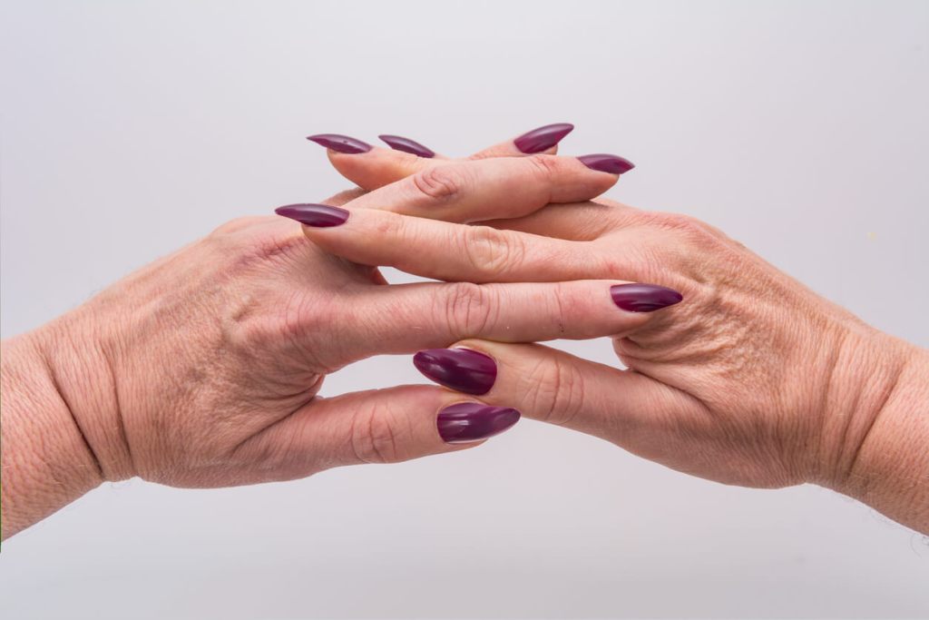 Uñas oscuras en primavera: la tendencia que Tamara Falcó ha puesto de moda