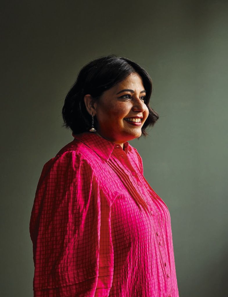 La cocina casera india no se mide, se recuerda. Se transmite por intuición, por aroma, por el sonido del chisporroteo de las especias. Para Romy Gill, chef india y una de las voces más personales del panorama culinario, los platos que aprendió en casa no solo definen su cocina, sino también su manera de mirar el mundo.

Nacida y criada en Burnpur, en el estado de Bengala Occidental, Romy creció entre aromas intensos, rituales culinarios y almuerzos que se compartían con las manos. Sus raíces están divididas entre el este de la India —la región donde vivió— y el Punyab, la tierra natal de su familia. Esa doble identidad atraviesa toda su forma de cocinar.

Ya en Reino Unido, Romy se formó de forma autodidacta, construyó su propio restaurante (Romy’s Kitchen, en Thornbury, cerca de Bristol) y se convirtió en una de las chefs más reconocidas por su forma de reinterpretar la cocina india sin perder su esencia. Fue condecorada con la Orden del Imperio Británico por su aportación a la gastronomía y ha colaborado con medios como BBC, The Guardian, The Telegraph o The New York Times.

En La comida de mis sueños, su libro más íntimo, reúne platos, memorias y costumbres que construyen una biografía contada a través del sabor. “Estos son los platos que realmente marcaron mi infancia. Eran los básicos de nuestra cocina, los que comíamos cada semana y los que me acompañaron cuando me fui de casa.”

De entre ellos, hay cuatro que resumen su esencia con sencillez y emoción: gobi paratha, rajma, amritsari chole y paneer burji. Platos humildes, profundamente familiares y llenos de historia.