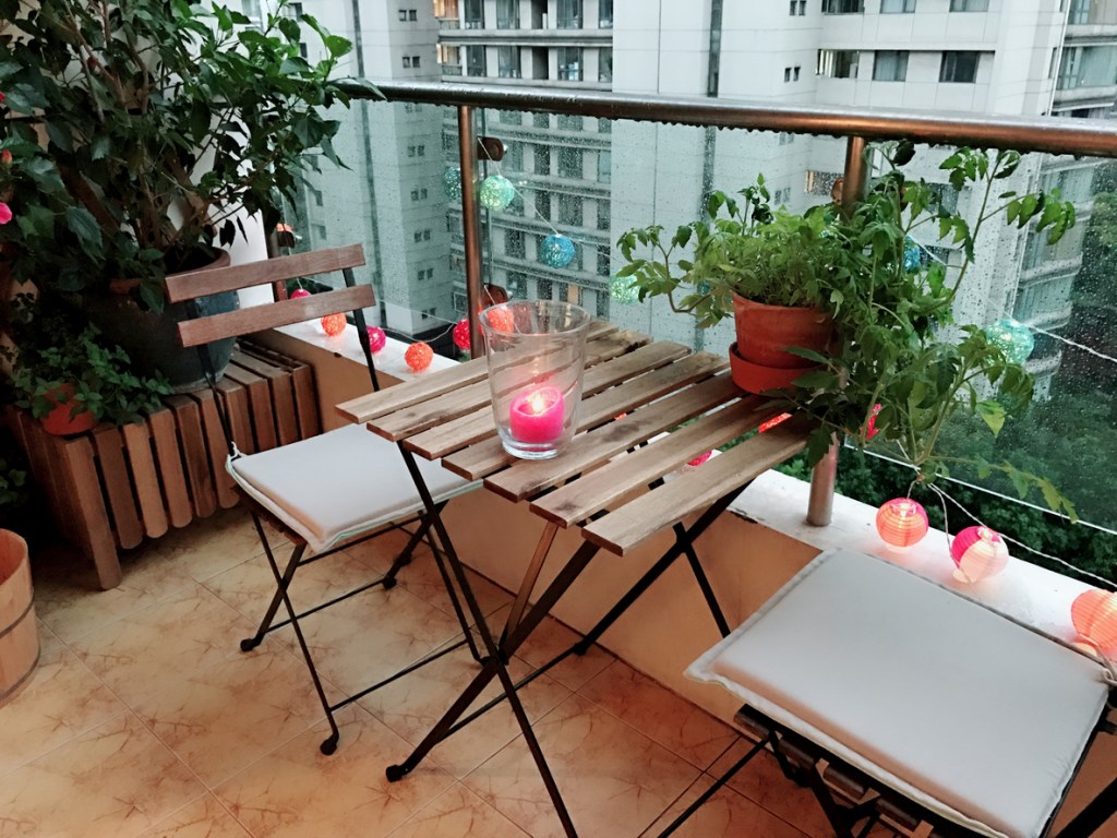 Orden en el balcón y decoración con velas y luces - Imagen: iStock