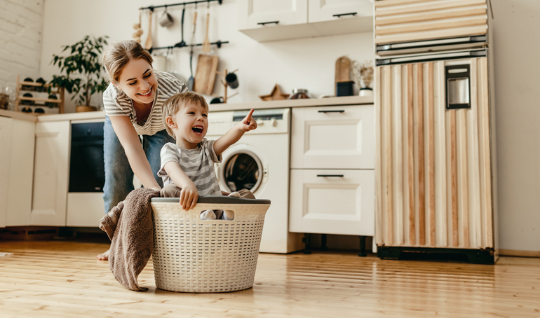 Familia poniendo orden en casa. Método Marie Kondo - Imagen: iStock