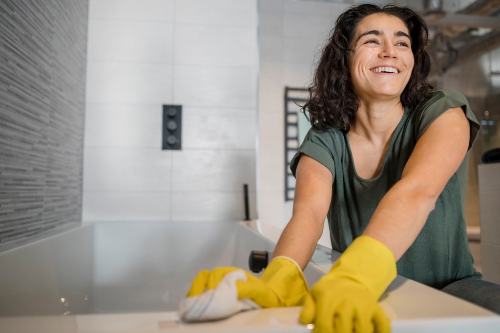 Mantenimiento limpieza juntas del baño - Imagen: iStock