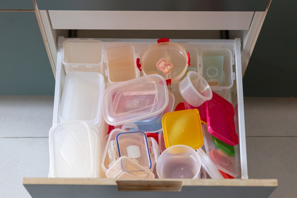 Cajón desordenado con tuppers - Imagen: iStock