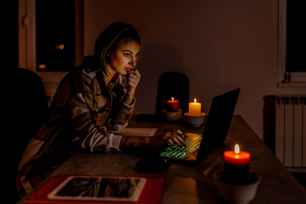 Casa iluminada con velas - Imagen: iStock