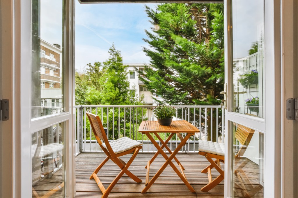 Orden en el balcón con muebles plegables - Imagen: iStock