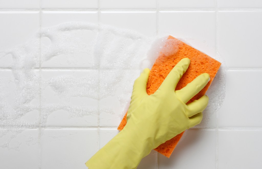 Limpieza juntas del baño - Imagen: iStock