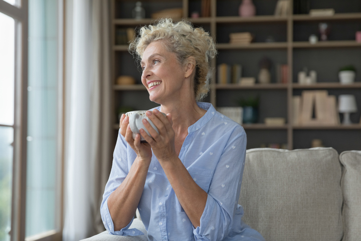 Mujer relajada en su casa. Orden con método Marie Kondo - Imagen: iStock