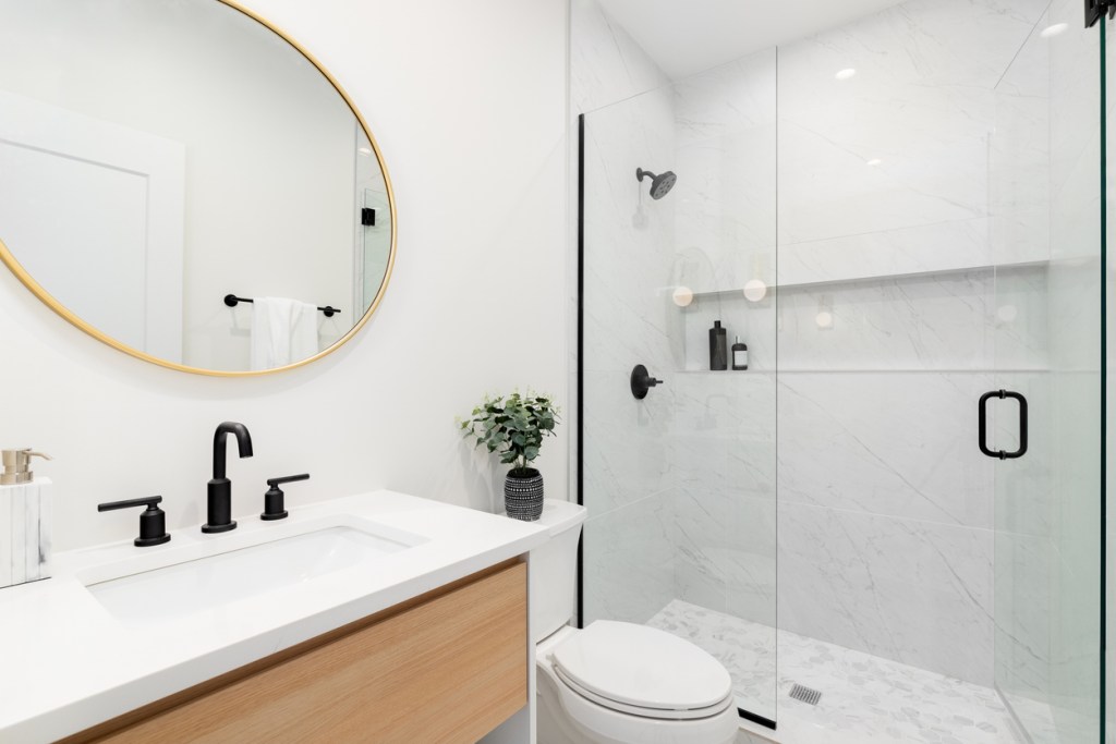 Cuarto de baño con hornacinas en las paredes - Imagen: iStock