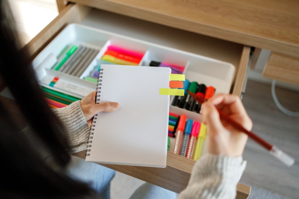 Mujer poniendo en orden su espacio de trabajo - Imagen: iStock