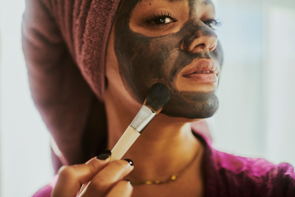 Descubre estas mascarillas faciales DIY que puedes hacer con ingredientes naturales para tener una piel radiante - Fuente: iStock