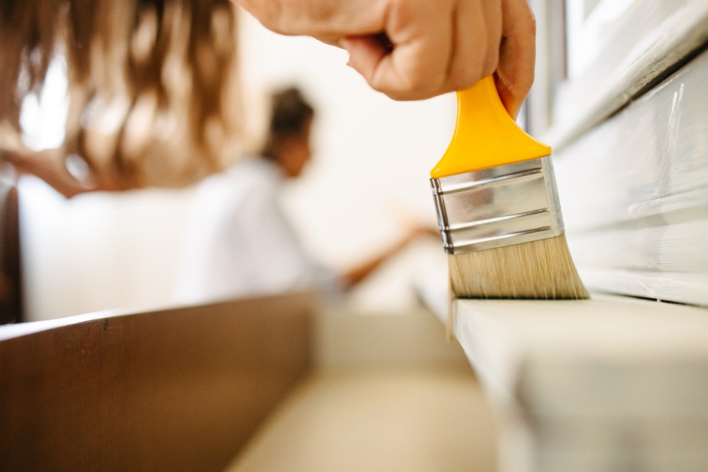 Primer plano de una pintura de pincel - Imagen: iStock