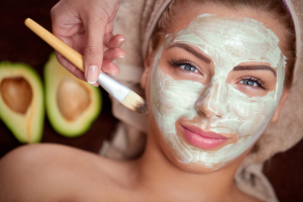 Descubre estas mascarillas faciales DIY que puedes hacer con ingredientes naturales para tener una piel radiante