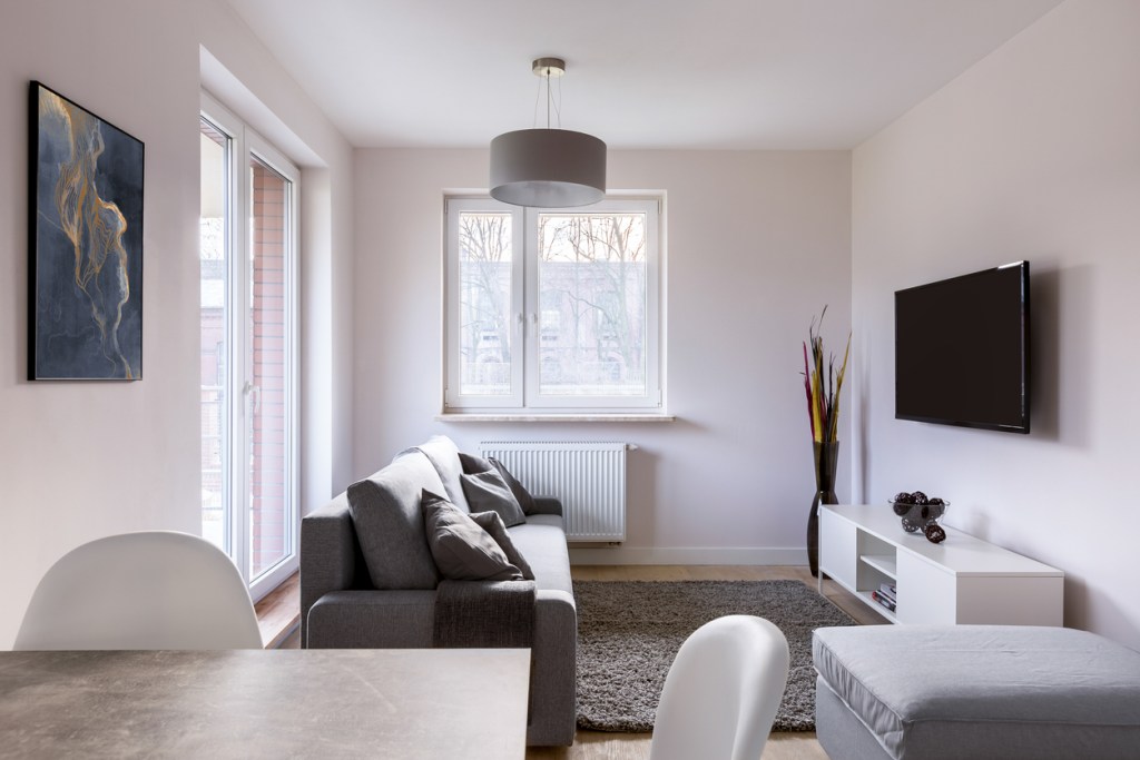 Salón blanco en orden. Minimalismo - Imagen: iStock