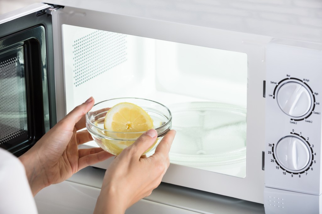 Trucos de orden y  limpieza para microondas - Imagen: iStock