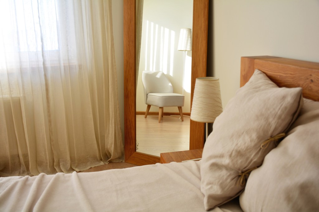 Espejo en habitación en orden - Imagen: iStock