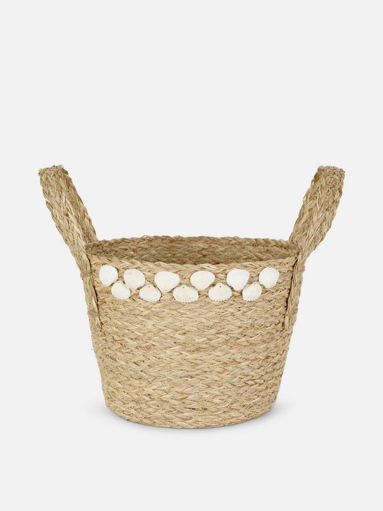 Cesta de almacenaje mediana con detalle de conchas - Imagen: Primark