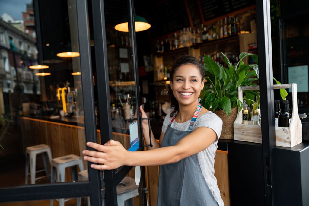 Las personas que siempre recogen la mesa en los restaurantes tienen estas 6 cualidades, según la psicología