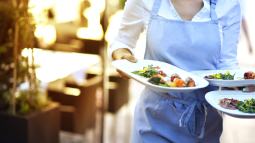 Las personas que siempre recogen la mesa en los restaurantes tienen estas 6 cualidades, según la psicología