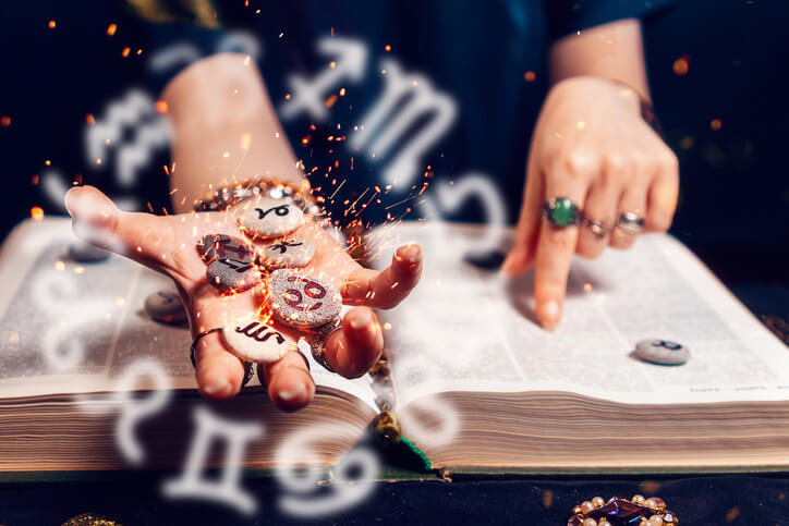 Esta es la razón por la que seguimos leyendo horóscopos según lo que dice la astrología sobre nuestra búsqueda de sentido