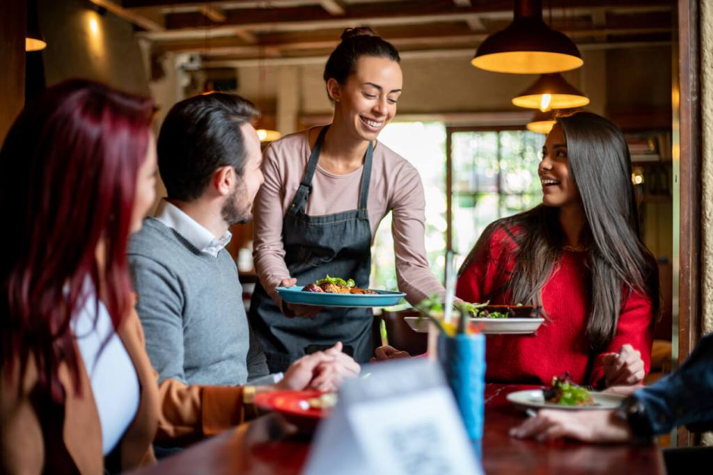 Las personas que siempre recogen la mesa en los restaurantes tienen estas 6 cualidades, según la psicología