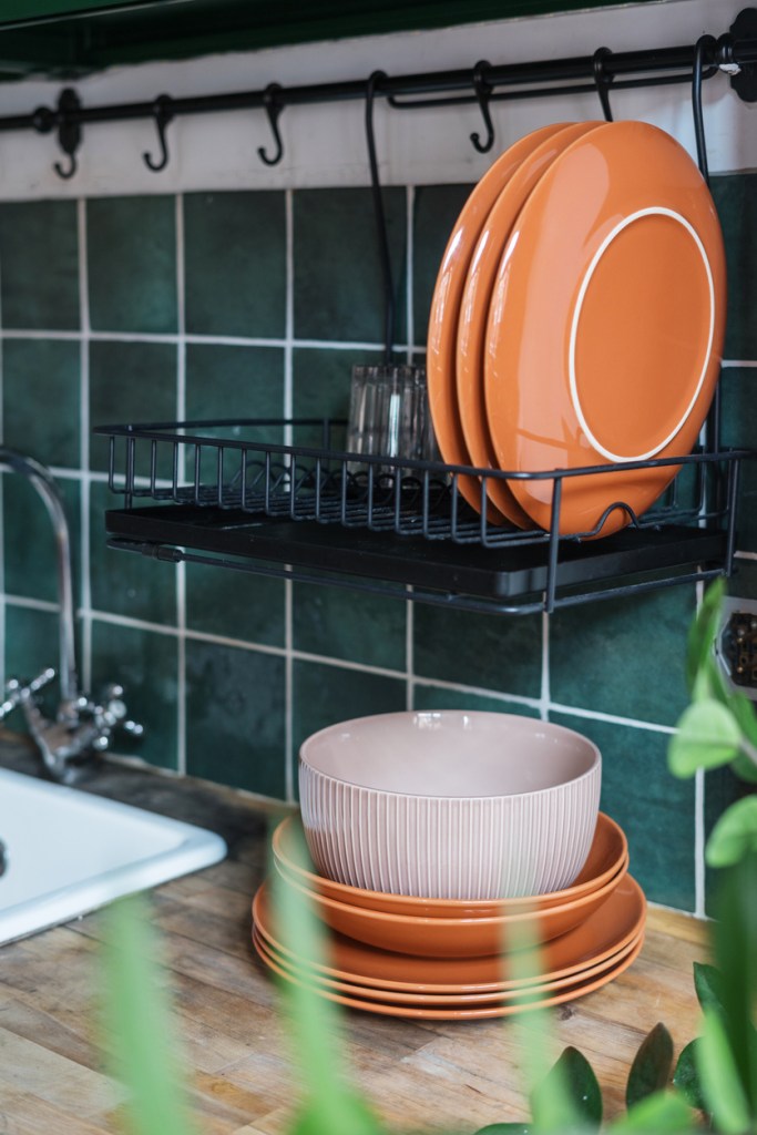 Escurridor de platos para ganar orden en la cocina - Imagen: iStock