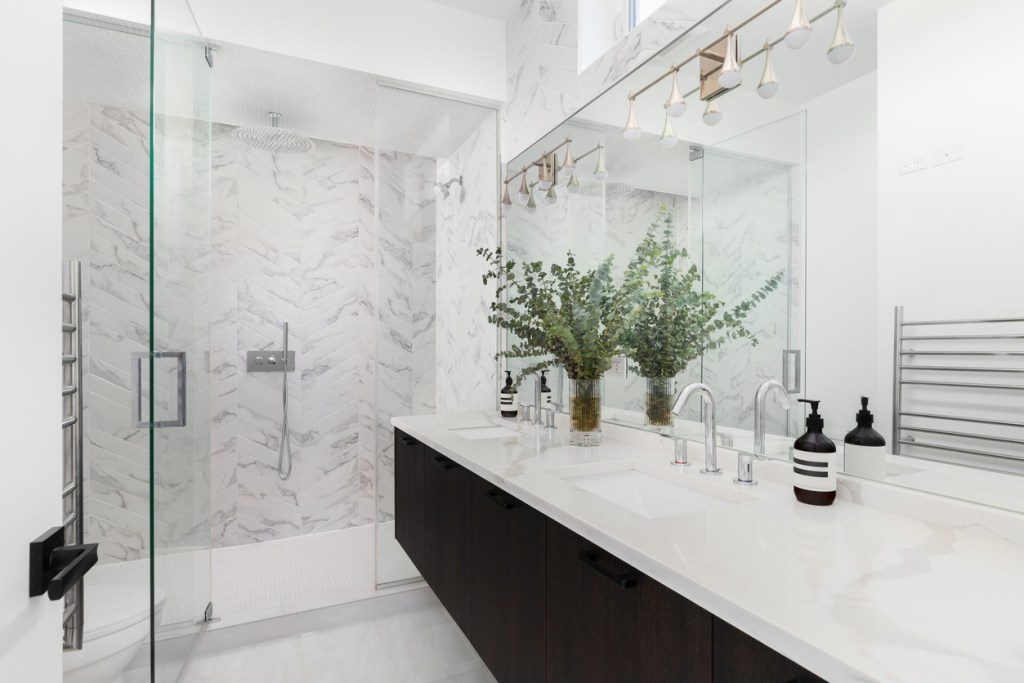 Orden en el baño: plato de ducha - Imagen: iStock