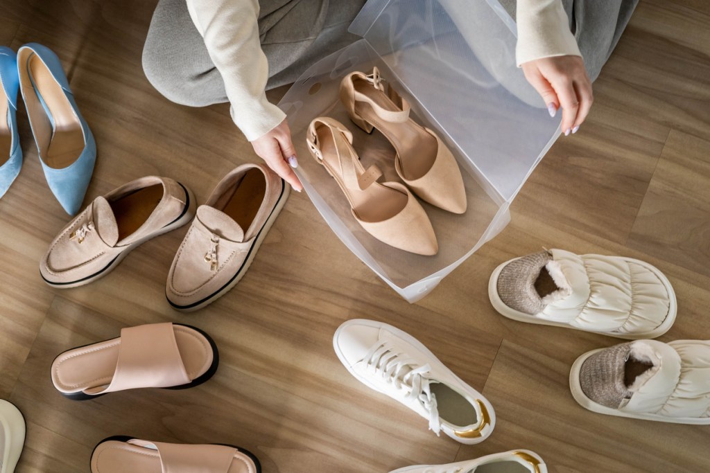 Orden en los zapatos con cajas de plástico - Imagen: iStock
