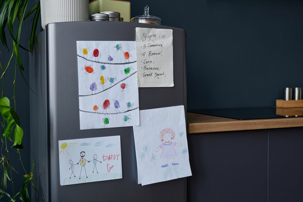 Nevera decorada con dibujos que impide el orden - Imagen: iStock