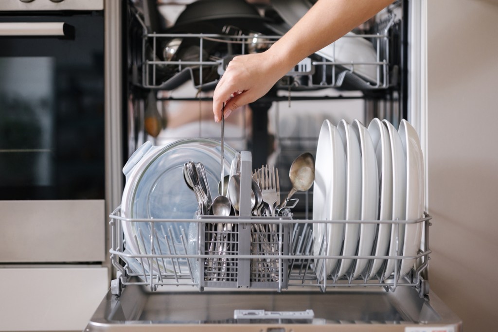 Poner el lavavajillas para ganar orden - Imagen: iStock