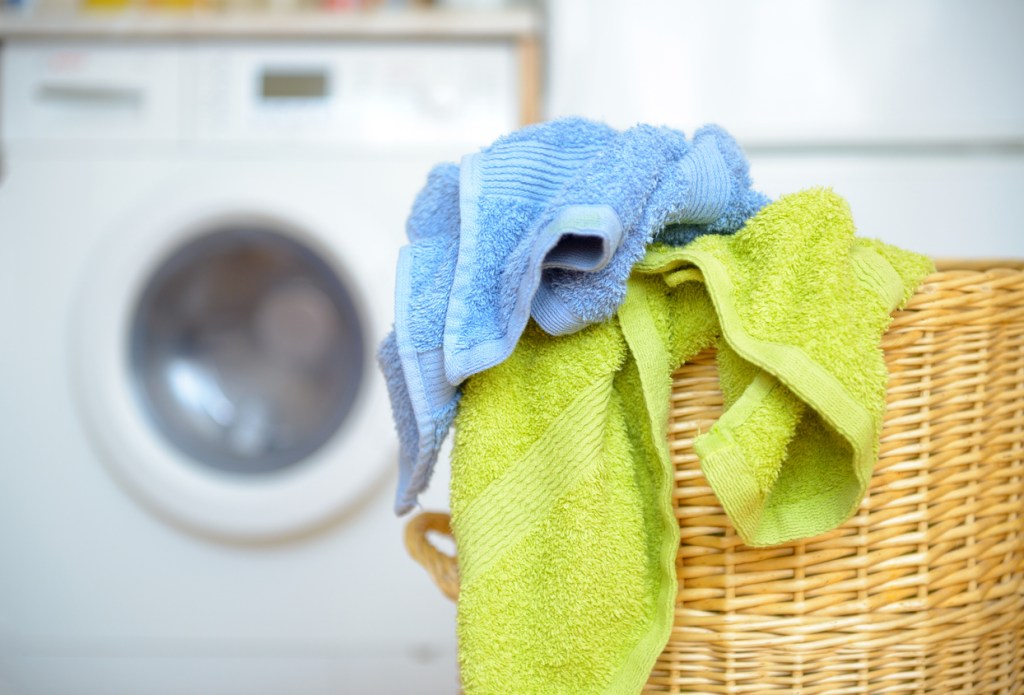 Toallas en el cesto de la ropa sucia - Imagen: iStock