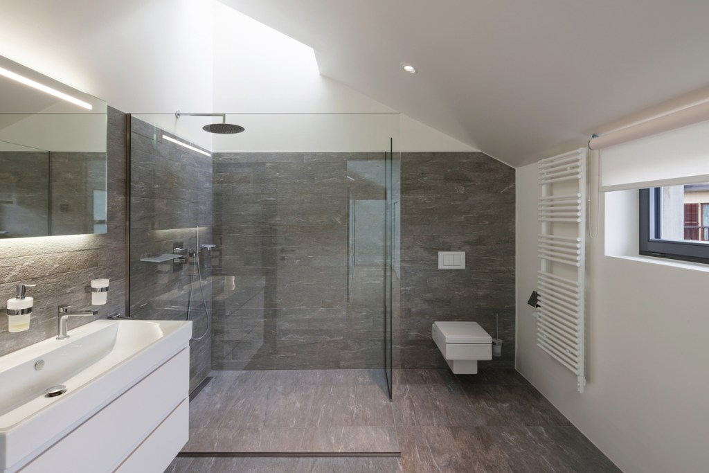Orden en el baño: plato de ducha - Imagen: iStock