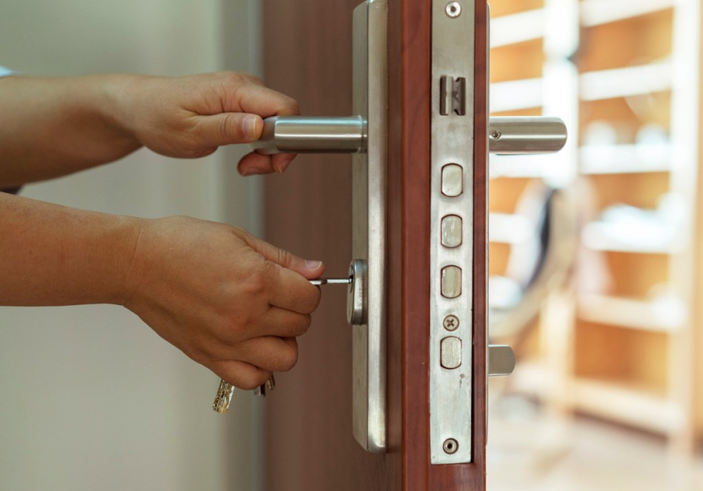 Orden en el piso: evitar entradas por esquina - Imagen: iStock