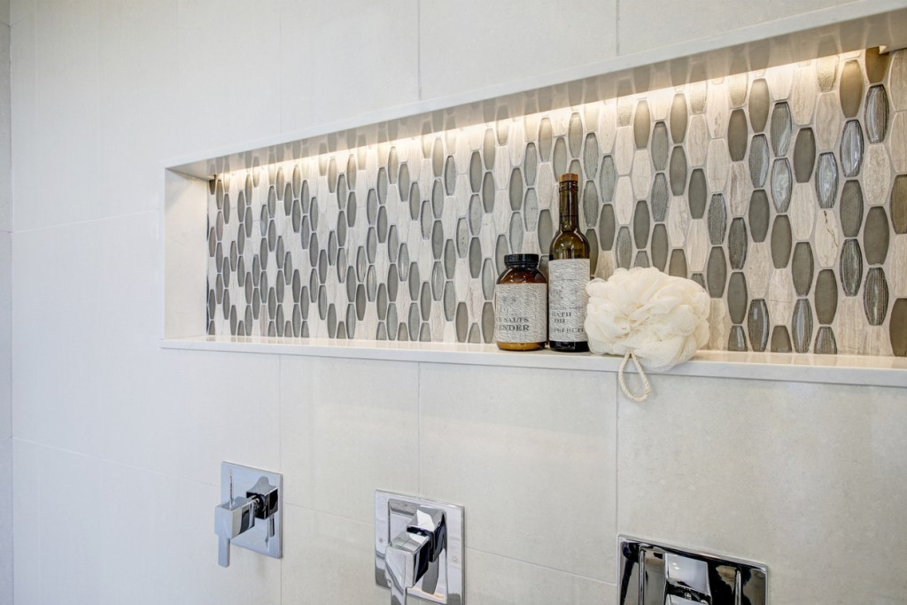 Orden baño: hornacina para productos de uso diario - Imagen: iStock