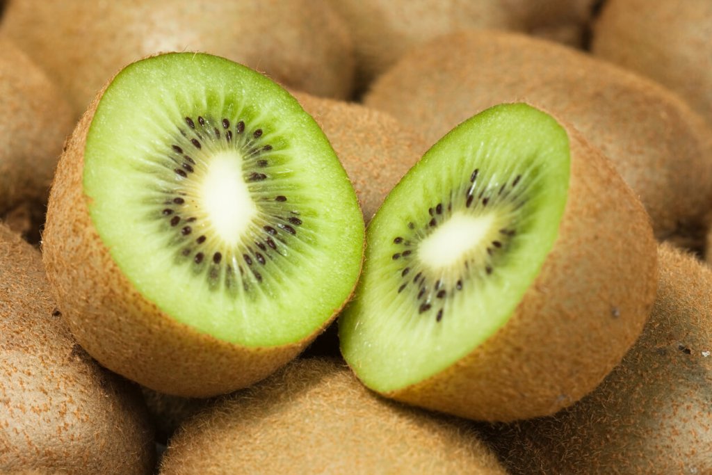 El cardiólogo Aurelio Rojas lo confirma: "Comer kiwi antes de dormir mejora la calidad del sueño"