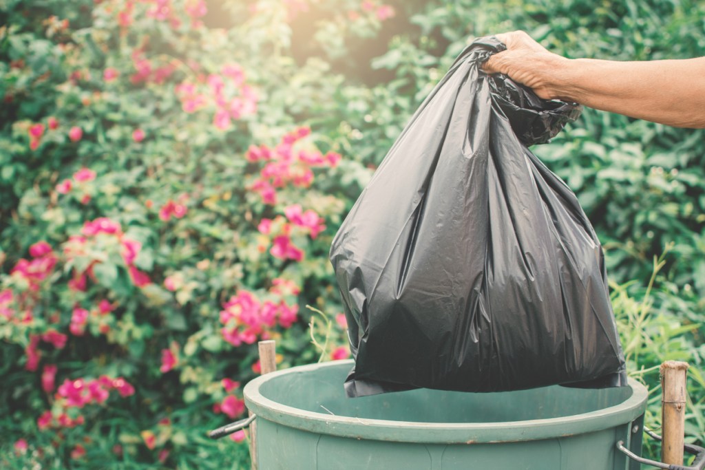 Tirar basura - Imagen: iStock