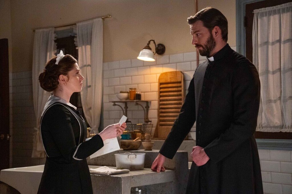 María Fernández (Sara Molina) y el Padre Samuel (Daniel Schröder) en 'La Promesa'.- RTVE