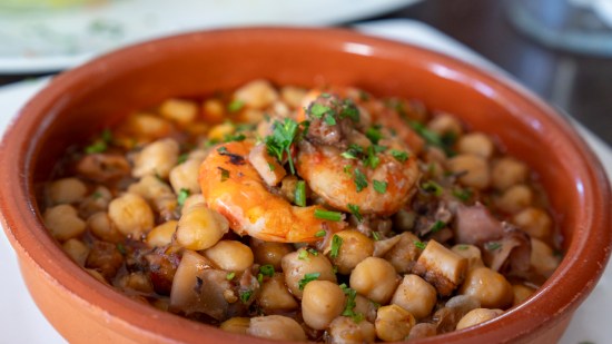 guiso-garbanzos-langostinos-tipico-costas-españolas