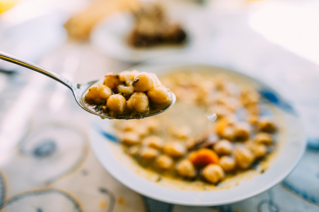 guiso-garbanzos-langostinos-tipico-costas-españolas