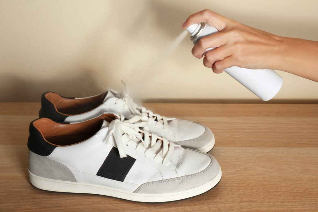 trucos-eliminar-mal-olor-zapatillas-otoño