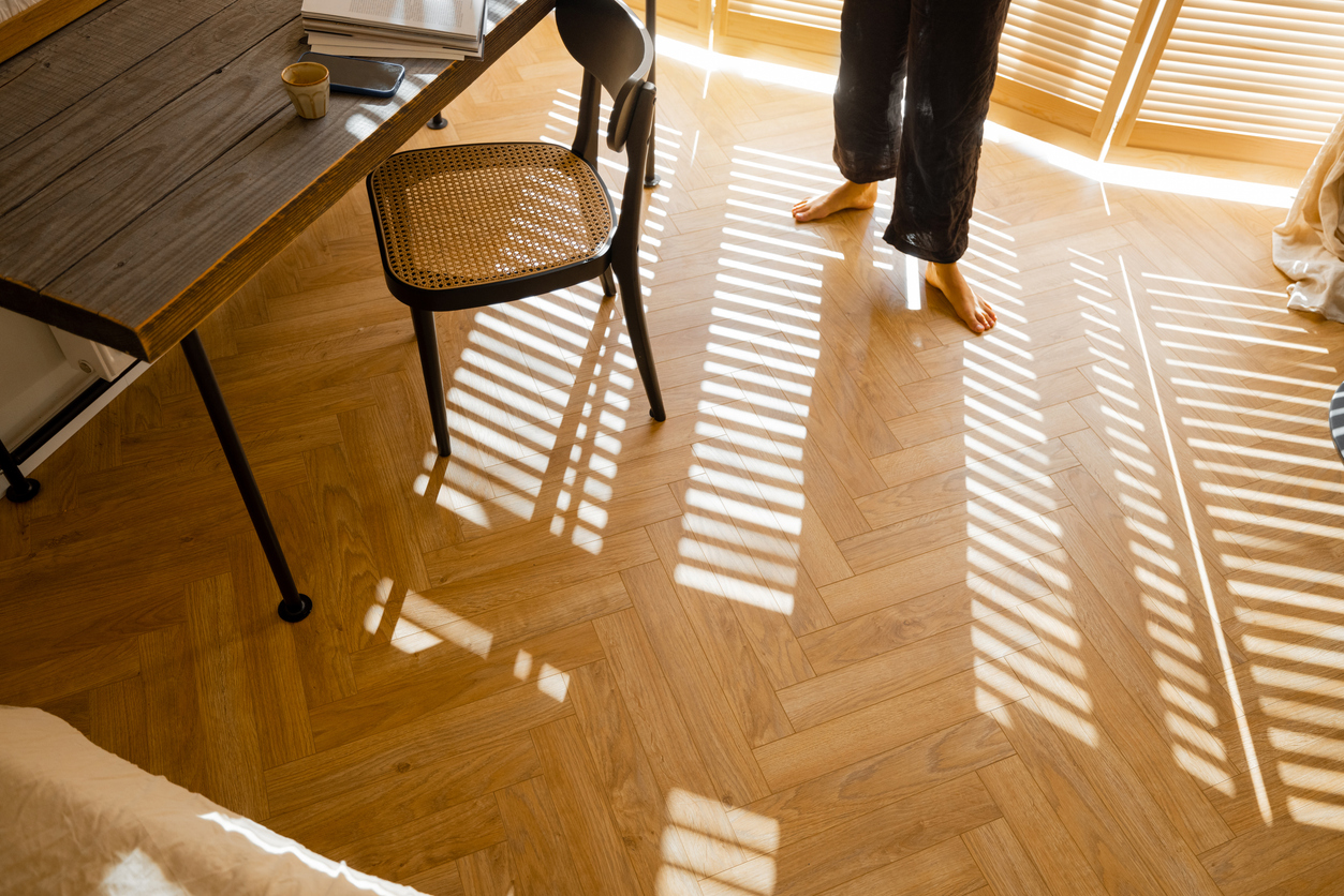 suelo-vinilico-adhesivo-madera-economico-duradero