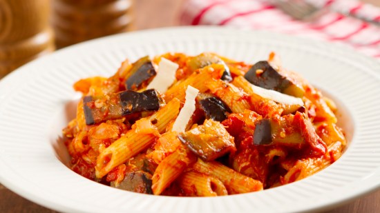 macarrones-berenjenas-plato-tipico-sano-rapido
