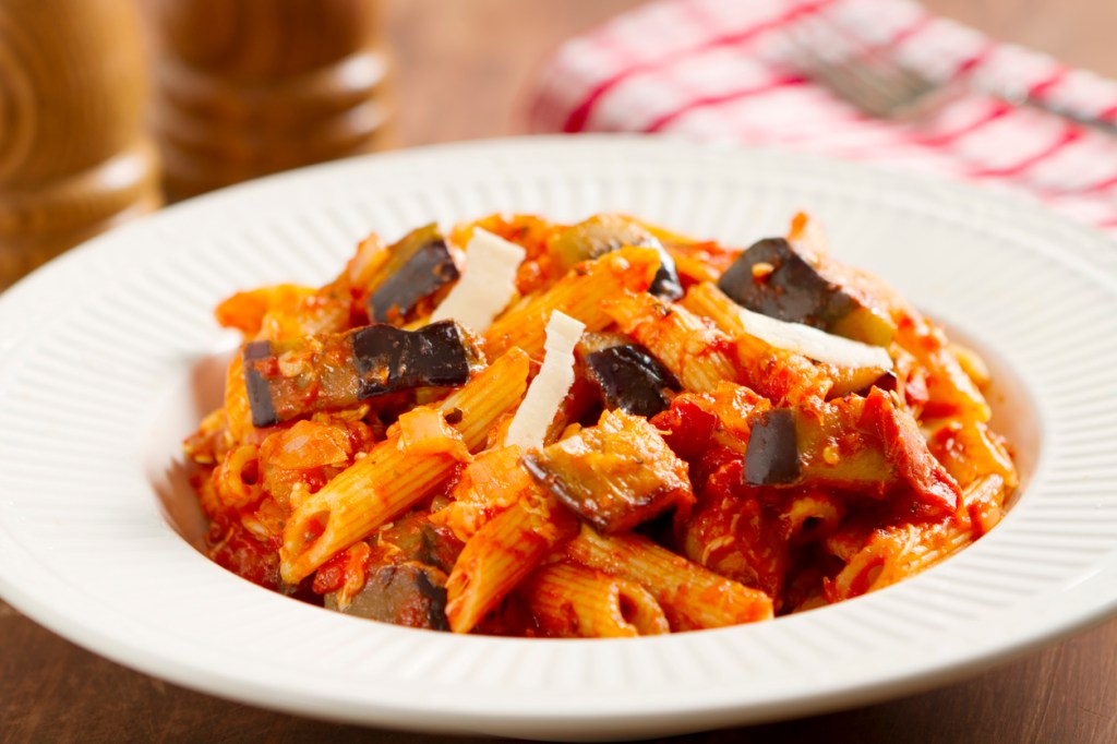 macarrones-berenjenas-plato-tipico-sano-rapido