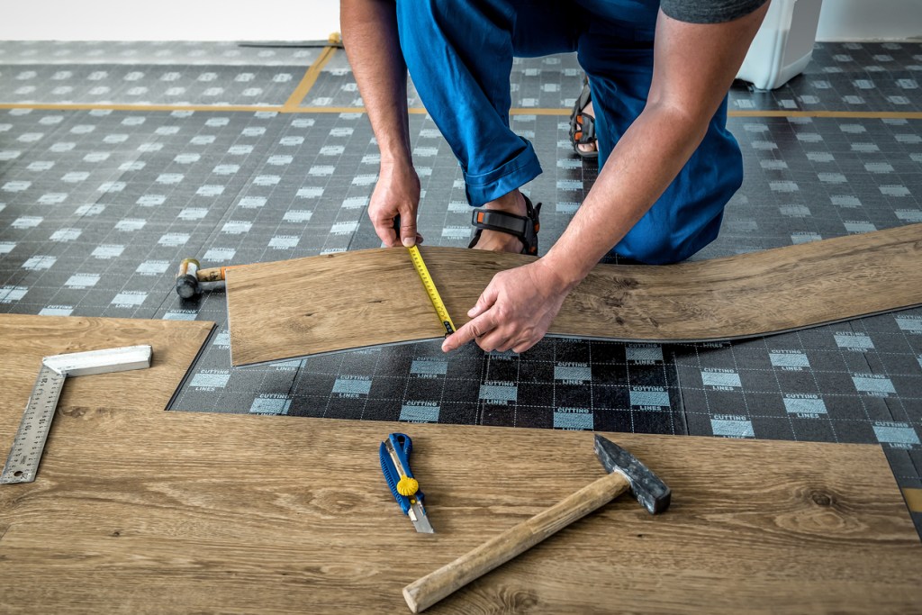 suelo-vinilico-adhesivo-madera-economico-duradero